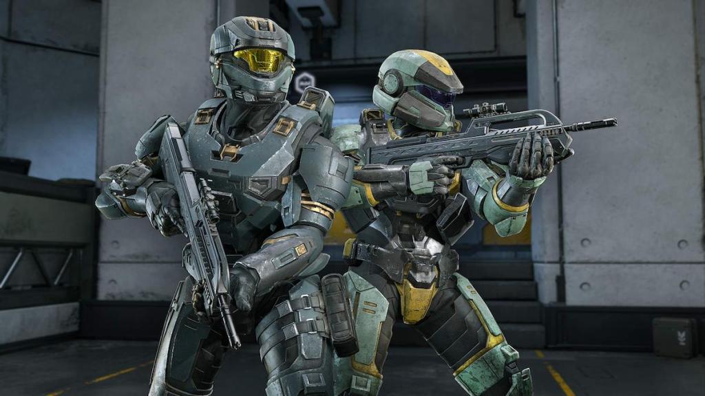 Two spartans standing next to each other in Halo Infinite